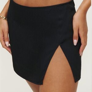 Reformation black mini skirt. Side slit. Low-waisted. Size 0.